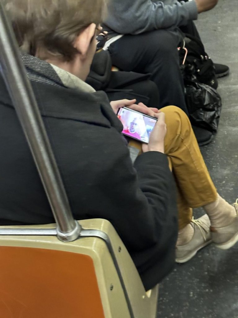 Google Pixel Fold - dugaan NYC Subway - 2