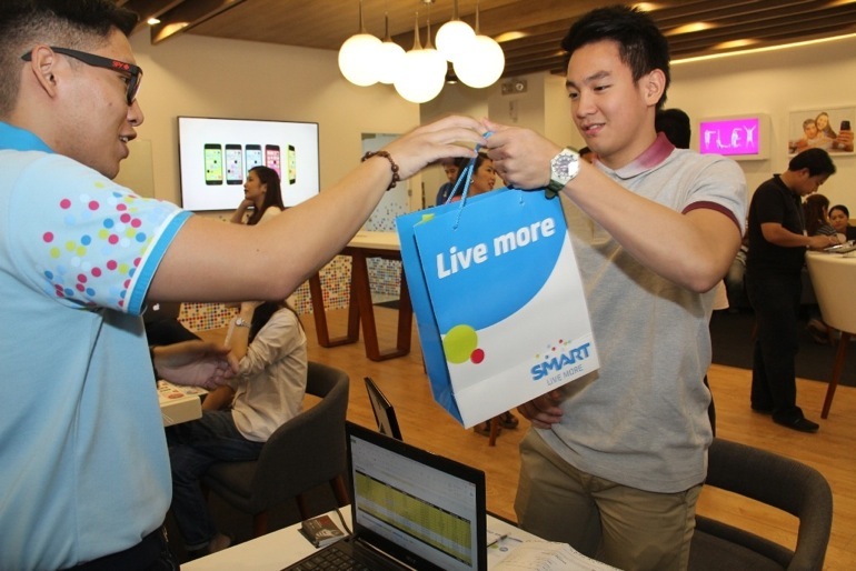 DLSU Green Archer Thomas Torres gets his new iPhone at the Smart store