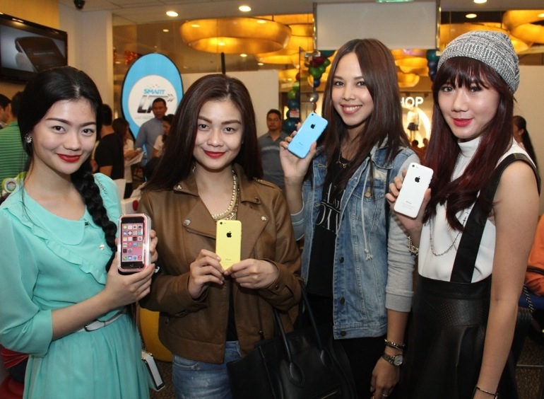 Fashion bloggers Vern and Vernice Enciso, Patricia Prieto and Camille Co express their styles with their colorful iPhone 5c