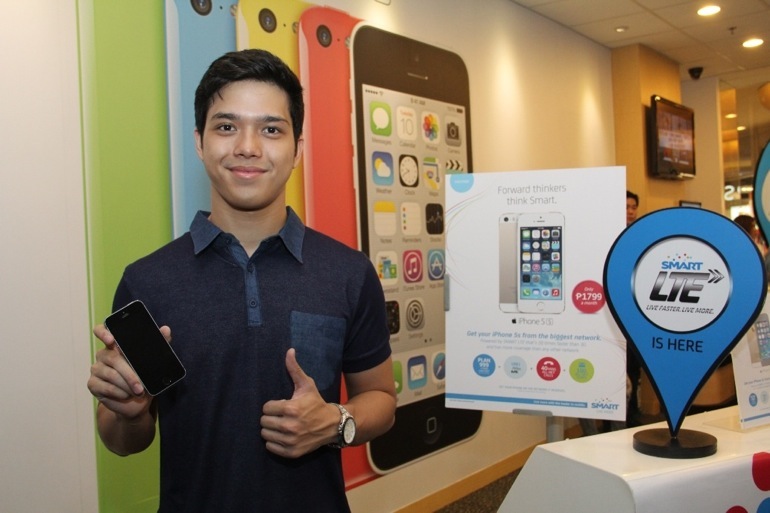 Rapper and actor Elmo Magalona gets his iPhone 5s from the Smart store