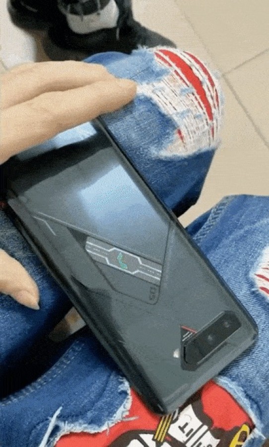 ASUS ROG Phone 5 Hands-on Video Reveals a Secondary Display