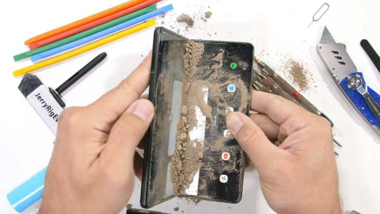 Samsung Galaxy Z Fold3 JRE dust