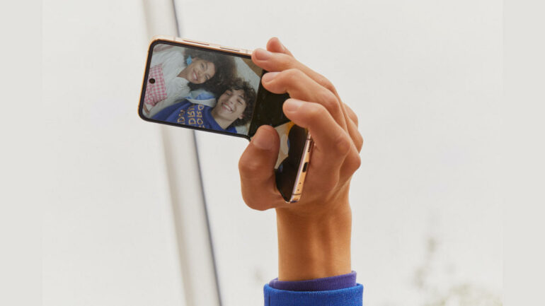 Samsung Galaxy Z Flip4 open video camera mode 1