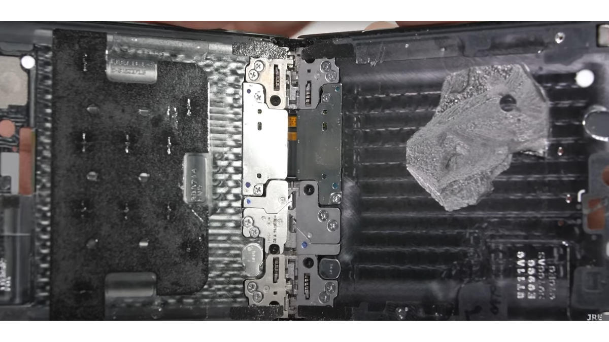 Samsung Galaxy Z Flip4 Survives the JerryRigEverything Teardown Gauntlet