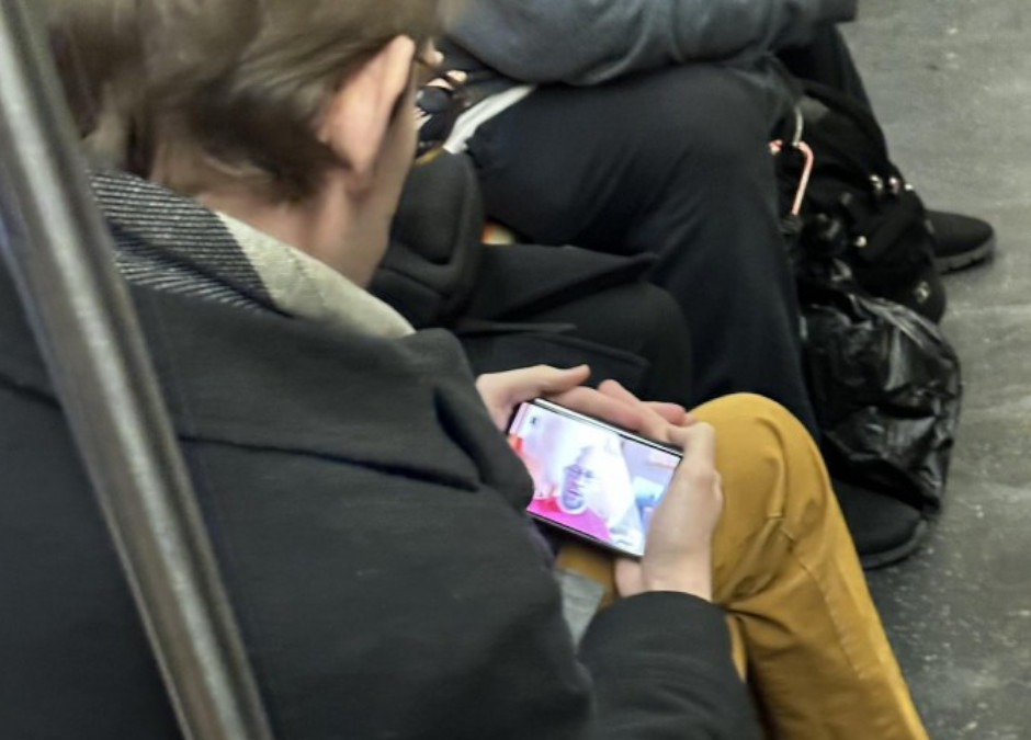 Google Pixel Fold - alleged NYC Subway - 1