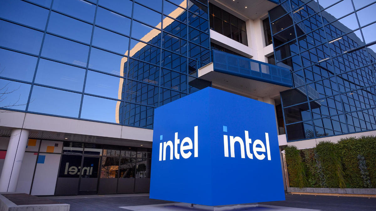 Intel and ARM Partner Up to Work on Mobile Chip Manufacturing
