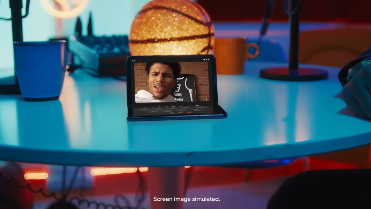 Iklan Google x NBA - Google Pixel Fold - panggilan video terlipat