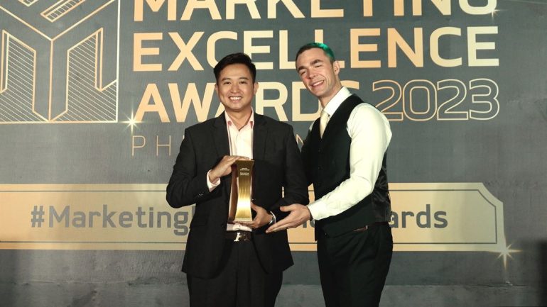Stephen Cheng receives Marketing Leader of the Year award with Marketing Interactive Regional Content & Strategy Director Soren Beaulieu
