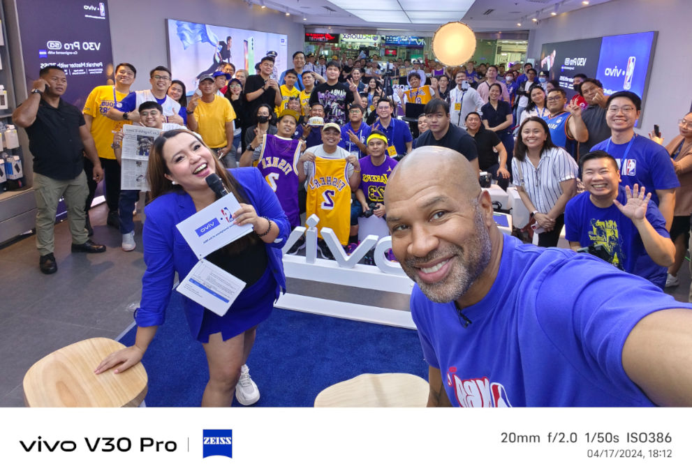 NBA Champion Derek Fisher Delights Fans in Manila with a Groufie Taken with the vivo V30 Pro