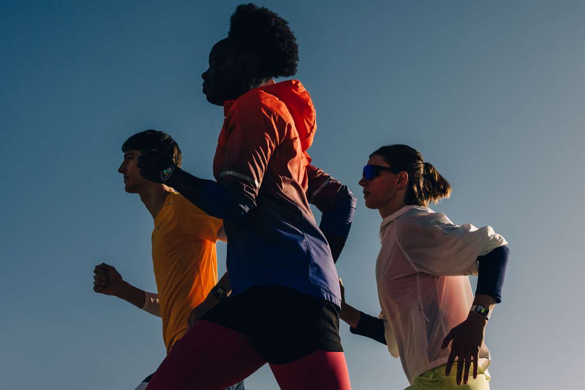 Apple Watch Series 11 lifestyle 01 250909