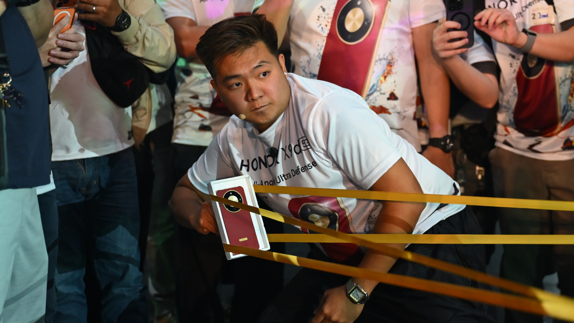 HONOR X9d 5G vs Tesla Cybetruck Event Photos (10)