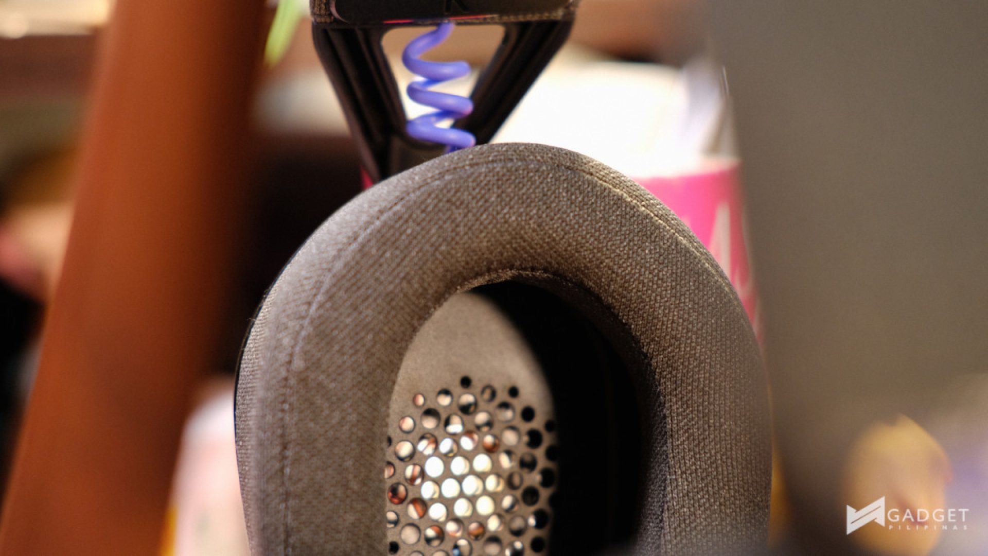 Logitech G321 Lightspeed Wireless Gaming Headset Review earcup