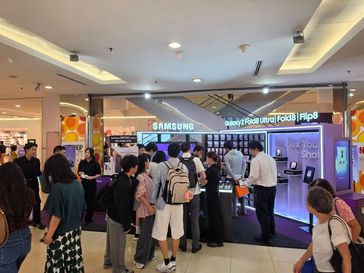 Customers at Galaxy Z8 Series Pop Up Event in Malaysia