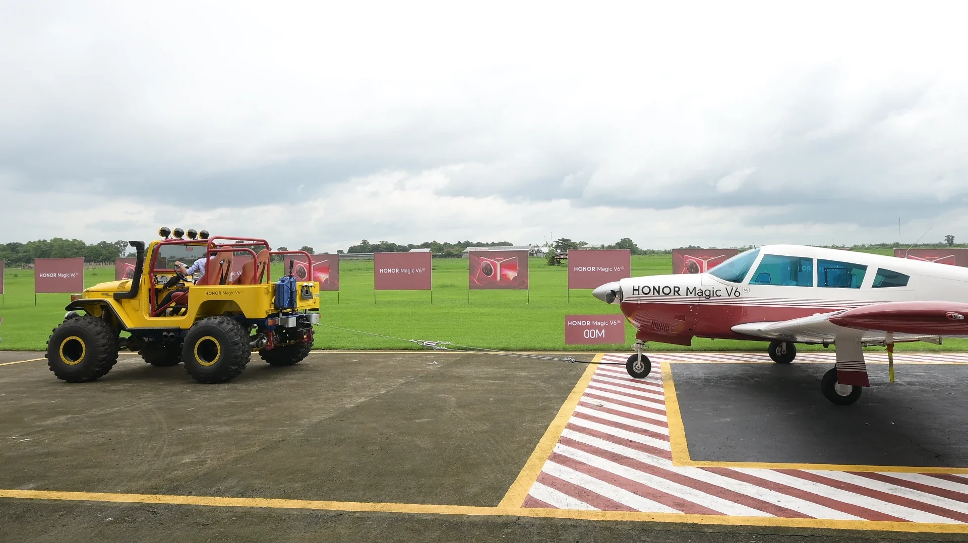 HONOR Magic V6 Survives 1-Ton Aircraft Pull in Extreme Durability Test Ahead of PH Launch