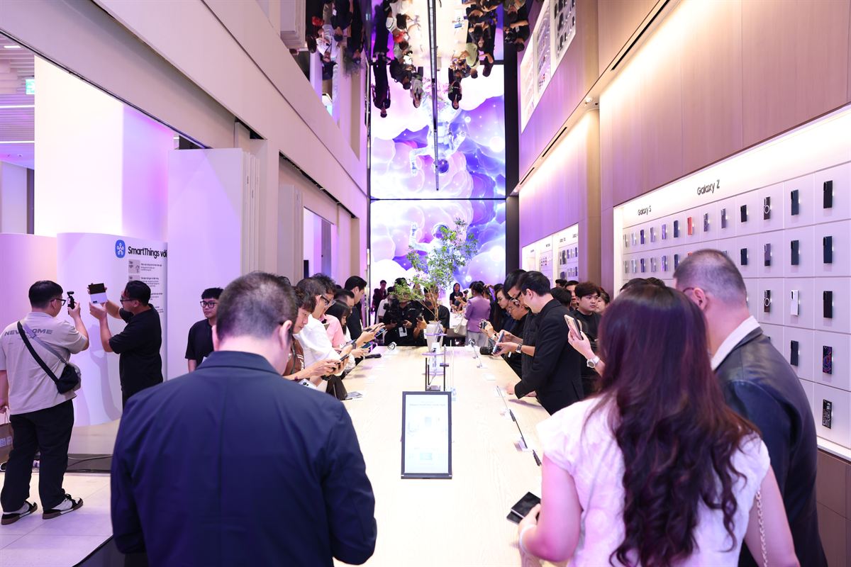 Samsung West Lake store in Hanoi city