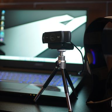 Logitech WFH combo (Logitech C922 Pro Stream + Logitech H150) is a total must-have